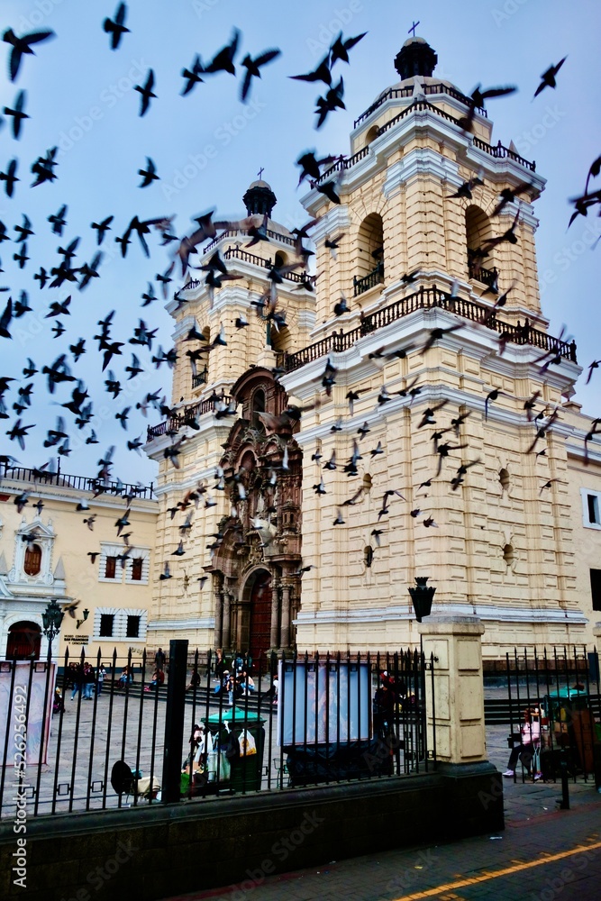 Wunderschöne Aufnahme in Lima Peru Tauben und Kirche 