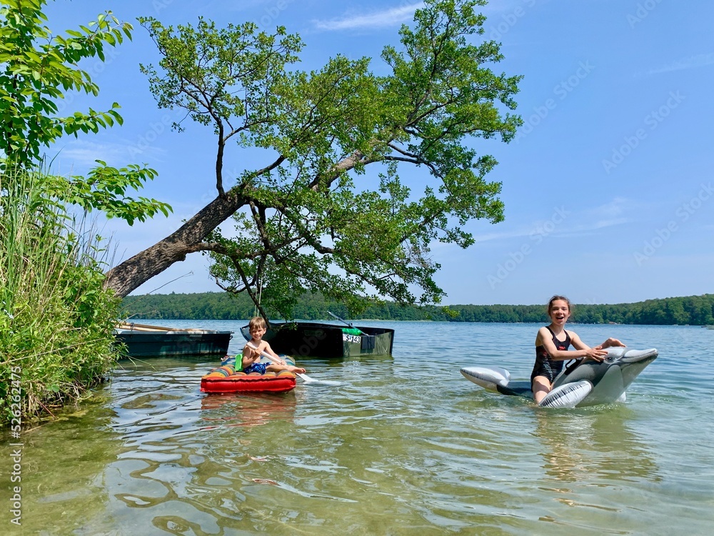Φωτογραφία Kinder vergnügen sich auf dem großen Stechlinsee