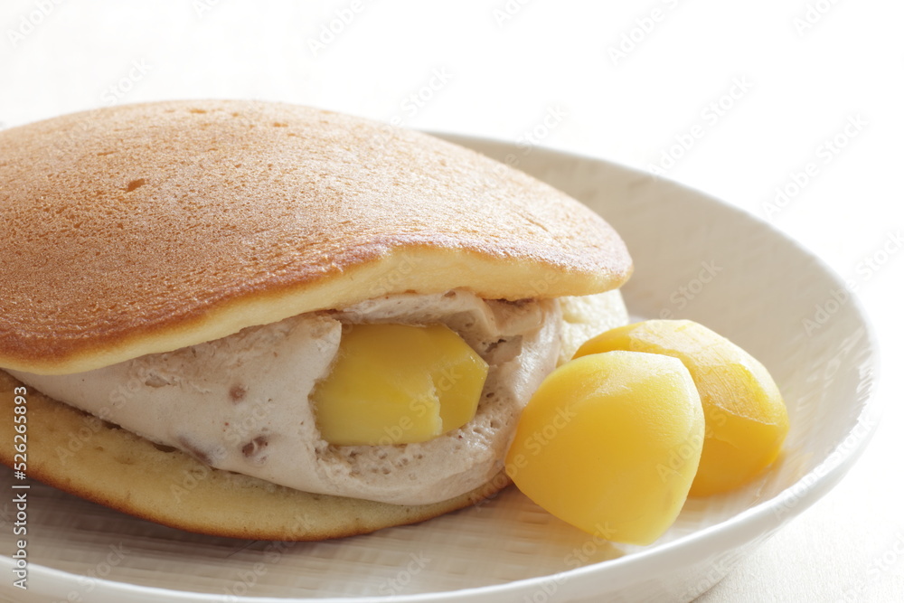 Φωτογραφία Japanese confectionery, chestnut and red bean cream in Doraiyaki Pancake for sea