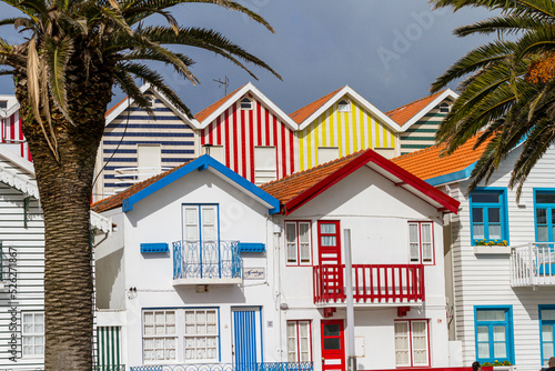 Die bunt gestreiften Hausfassaden von Costa Nova, Portugal