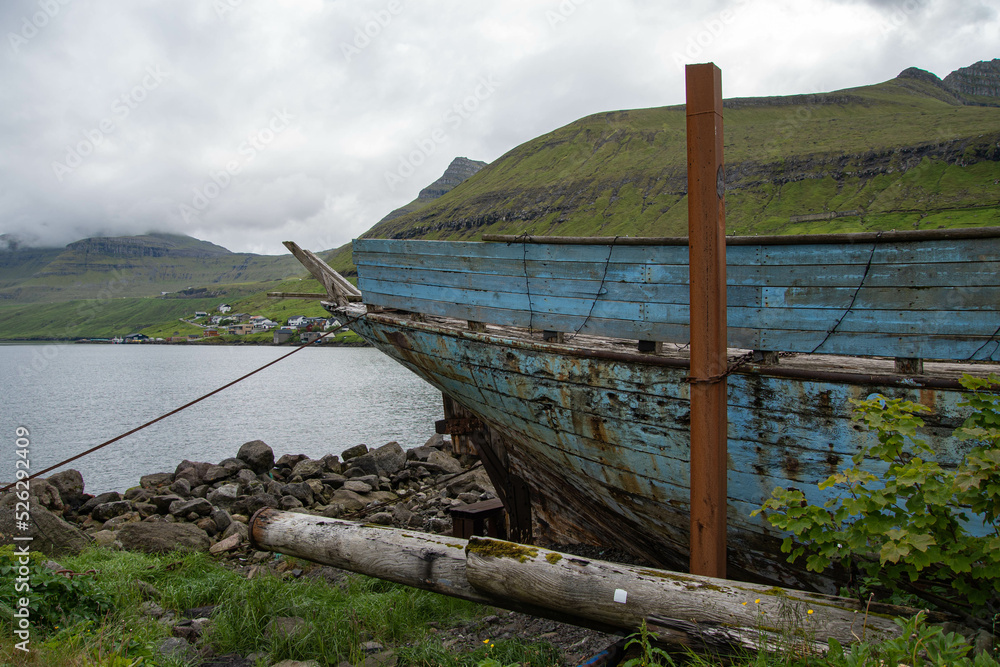 Schiffswrack am Strand von Fuglafjørður, Insel Eysturoy, Färöer Inseln Schiffswrack am Strand von Fuglafjørður, Insel Eysturoy, Färöer Inseln