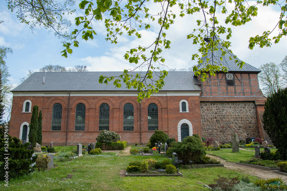 Die Kirche St. Dionys und St. Jakobus in Lütau von der Seite Die Kirche St. Dionys und St. Jakobus in Lütau von der Seite