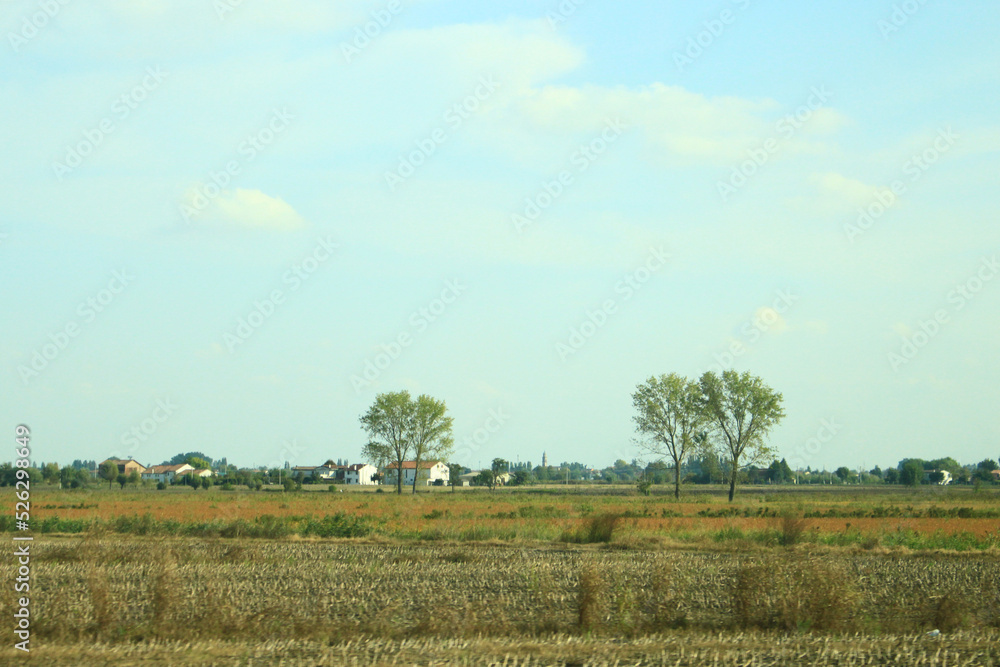 イタリアの澄んだ空と畑の写真