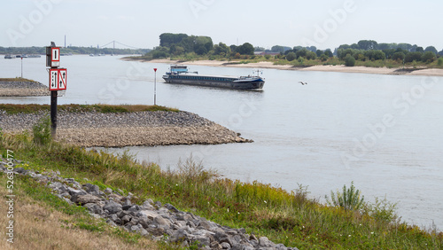 Niedrigwasser am Rhein - anhaltende Trockenheit - Probleme für die Binnenschifffahrt