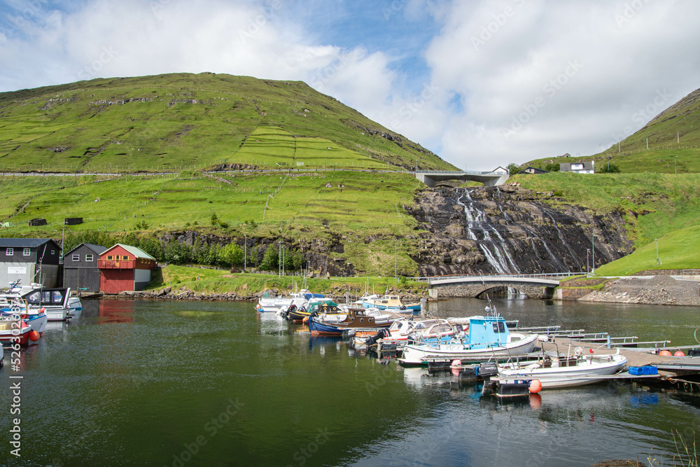Der Hafen von Vestmanna mit Wasserfall, Insel Streymoy, Färöer Inseln