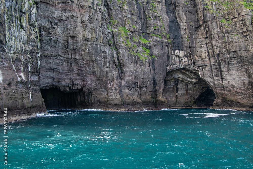 Grotten und Felsen Insel Vagar, Färöer Inseln