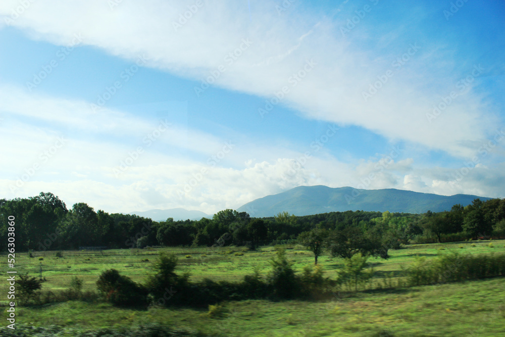 イタリアの畑と空と山の写真　