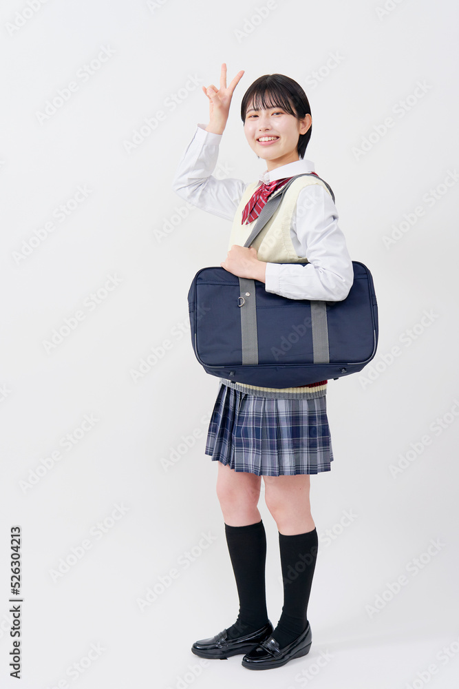 白背景でピーズサインをする女子高生 白背景でピーズサインをする女子高生