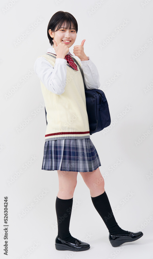 白背景でグッドサインをする女子高生