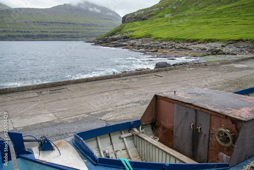 Altes Fischerboot in Funningur , Insel Eysturoy, Färöer Inseln photo