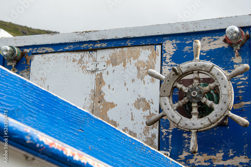 Steuerrad an einem alten Holzboot photo