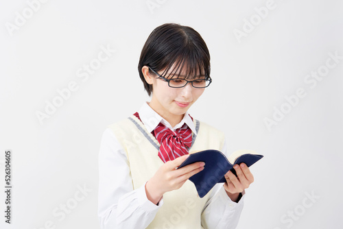 白背景で本を読む女子高生