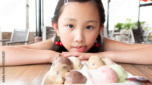 沢山のアイスクリームを見る少女 photo