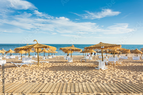 Parasole i leżaki na plaży Quarteira - Algarve photo
