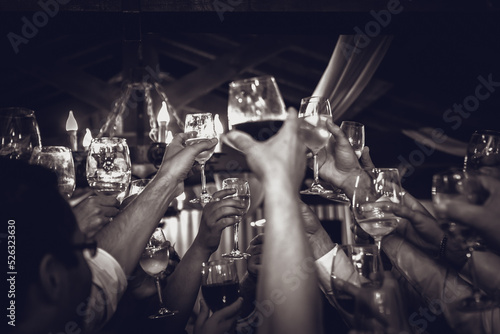 Photo Brinde entre amigos e família com copos de vinho e champanhe