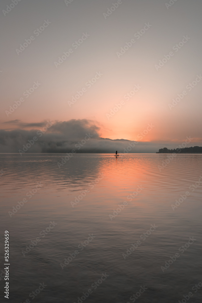 Krajobraz wodny. Pastelowy letni wschód słońca nad jeziorem	