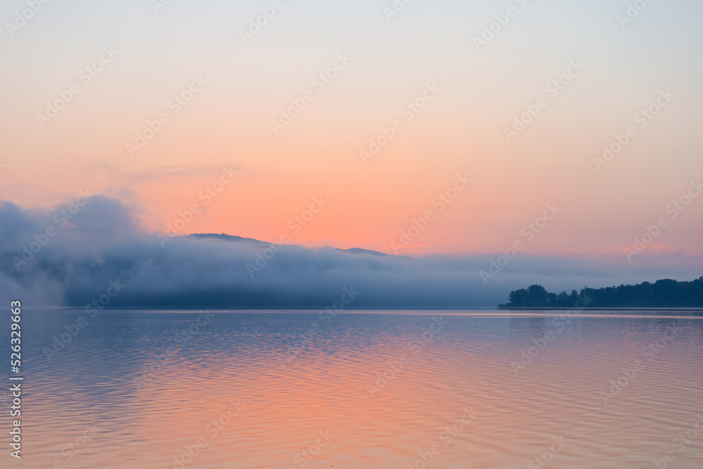 Magiczny i mglisty wschód słońca nad jeziorem - obrazy, fototapety, plakaty 