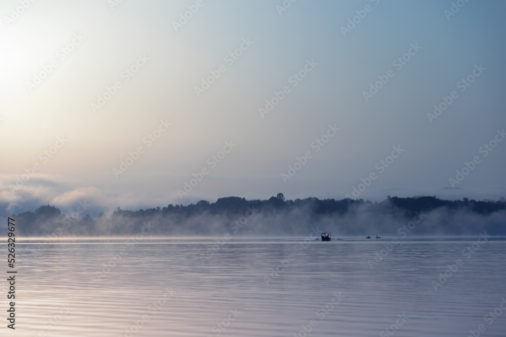 Magiczny i mglisty wschód słońca nad jeziorem - obrazy, fototapety, plakaty 