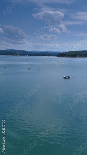 Jezioro solińskie w Bieszczadach. Sztuczny zalew w górach. Miejsce rekreacji dla turystów oraz zbiornik wody do produkcji prądu