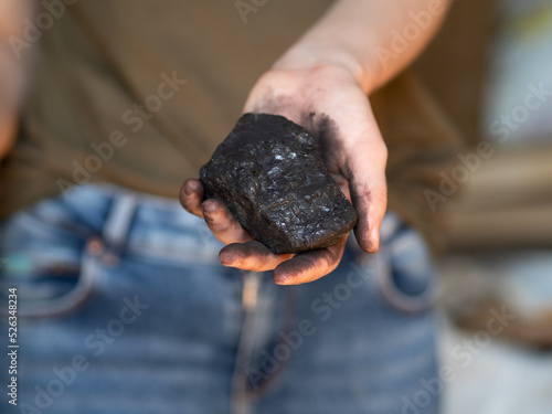 Węgiel - bryłki węgla w dłoniach photo