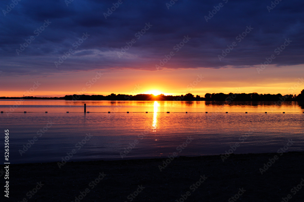 Obraz premium sunset on the lake