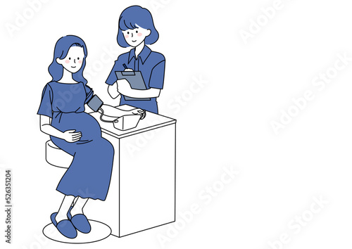 血圧測定をしてもらう妊婦