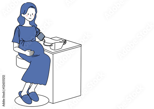 血圧を測定する妊婦