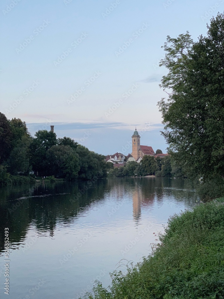 Die Stadtkirche St. Laurentius spiegelt sich im Abendlicht im Neckar in Nürtingen. Die Stadtkirche St. Laurentius spiegelt sich im Abendlicht im Neckar in Nürtingen.