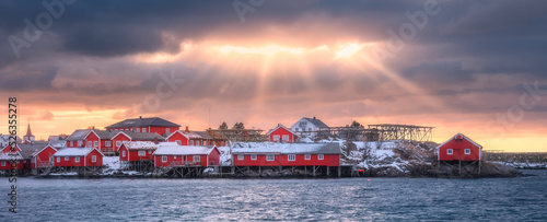 Photo Norwegian fishing village and sea coast at sunset
