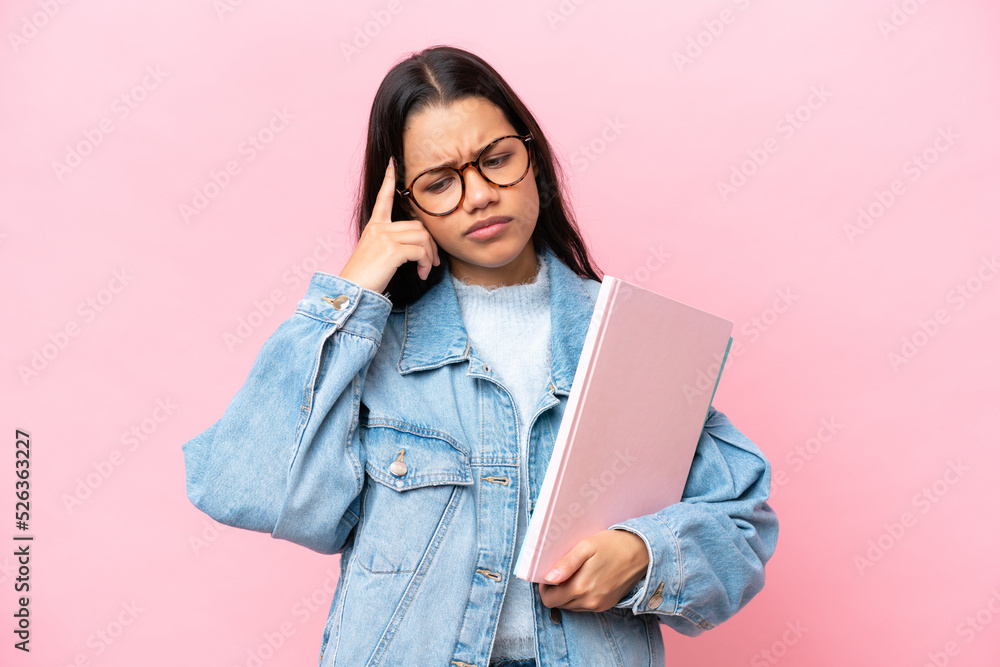 Fototapeta premium Young student Colombian woman isolated on pink background thinking an idea