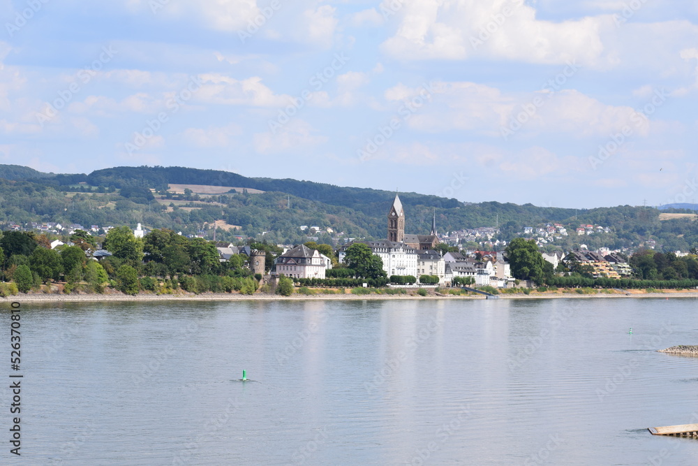 Rhein bei Trockenheit, Blick über Engers und Bendorf