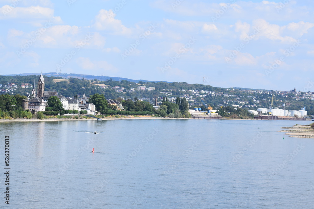 Rhein bei Trockenheit, Blick über Engers und Bendorf
