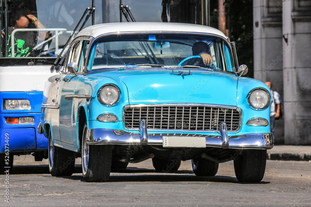 Obraz premium Wunderschöner Oldtimer auf Kuba (Karibik)