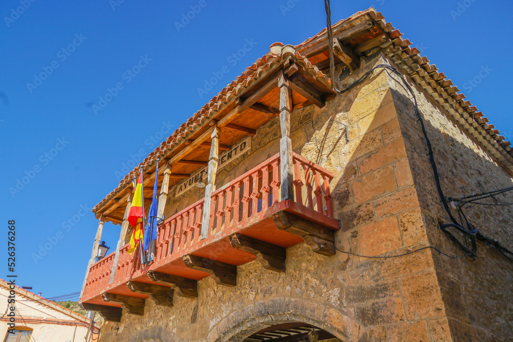 Ayuntamiento de Terriente en Teruel , Aragón clasica construcción aragonesa de piedra y madera