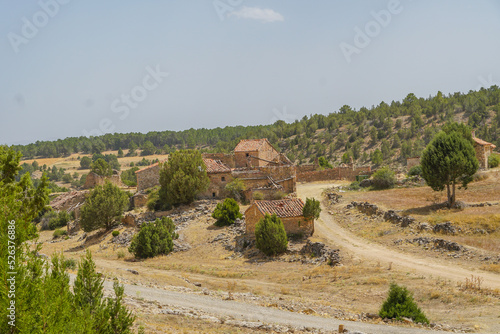 Despoblación en las Montañas de Sierra de Albarracín en Teruel , Aragón, concepto de montañas vacías y éxodo a las ciudades