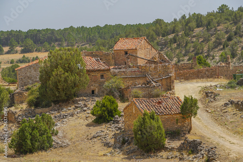 Aldeas abandonadas , Despoblación en las Montañas de Sierra de Albarracín en Teruel , Aragón, concepto de montañas vacías y éxodo a las ciudades photo
