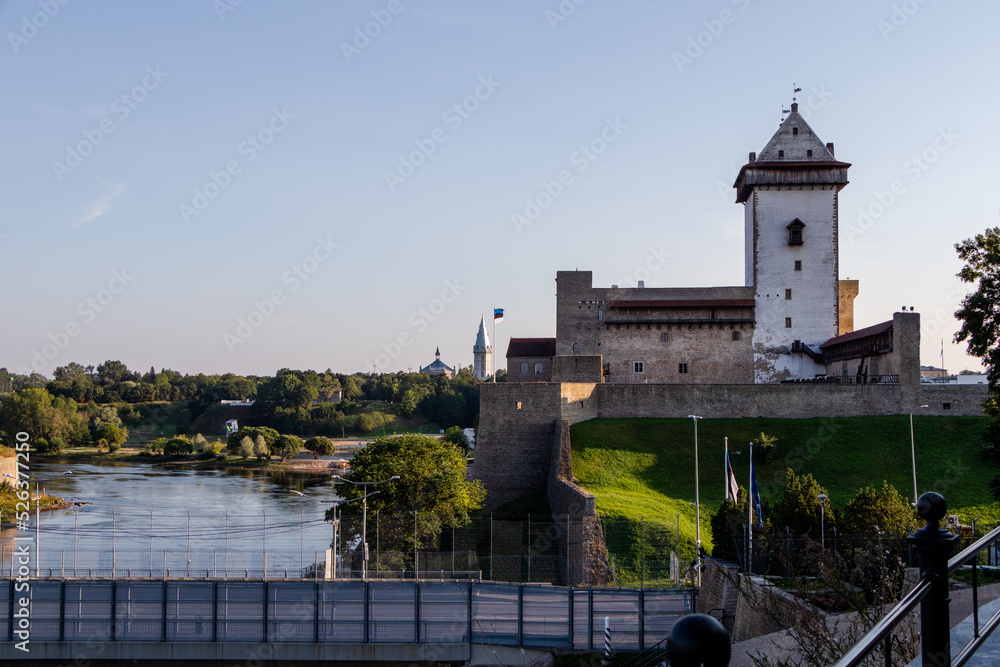 Hermannsfeste in Narva, Estland, Grenzbrücke zu Russland im Vordergrund