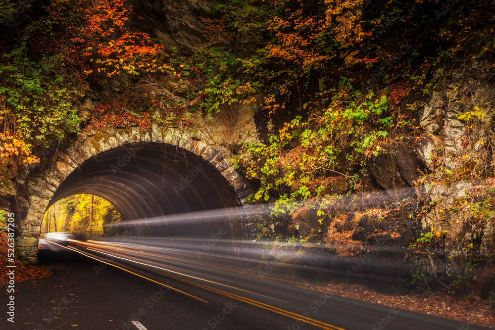 Obraz premium Traffic passing through a tunnel in the Smoky Mountains at autumn