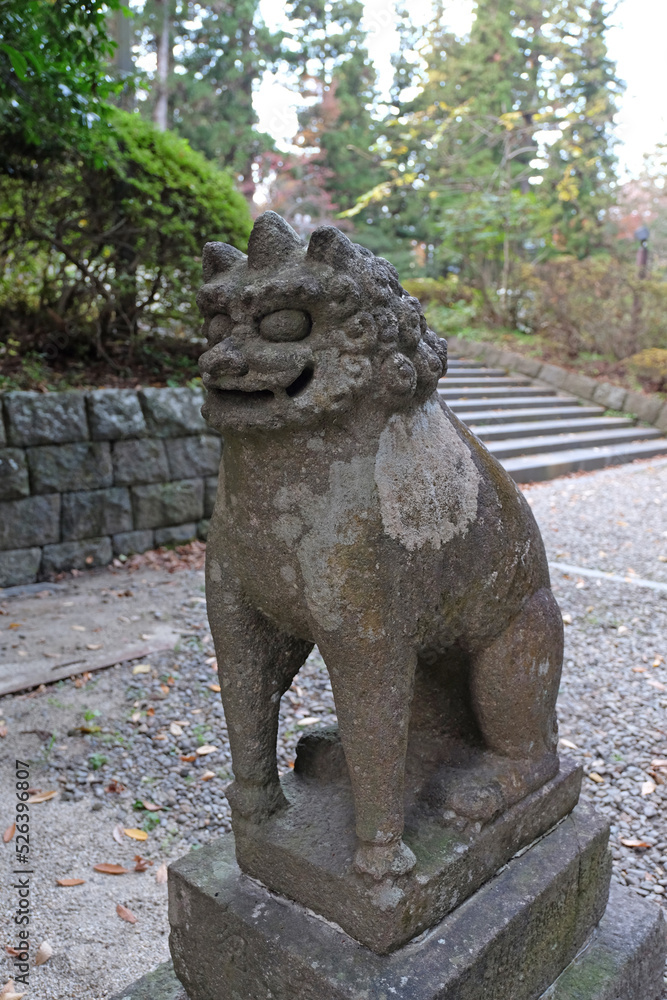 仙台大崎八幡宮の参道の狛犬の風景
