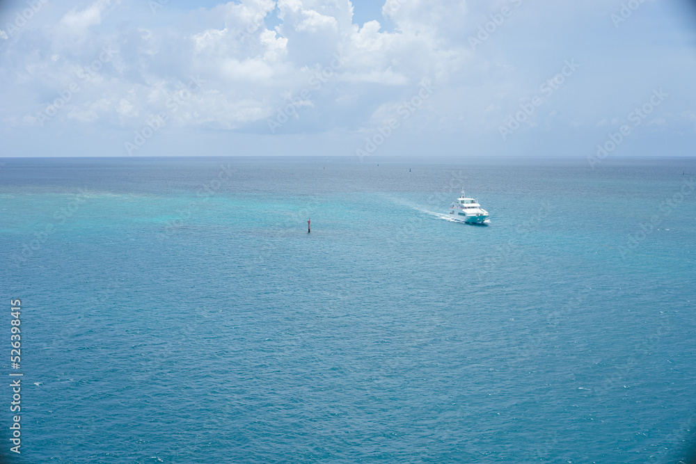 沖縄県の離島宮古島の観光スポット 伊良部大橋からの青い海と白い船を見下ろす絶景