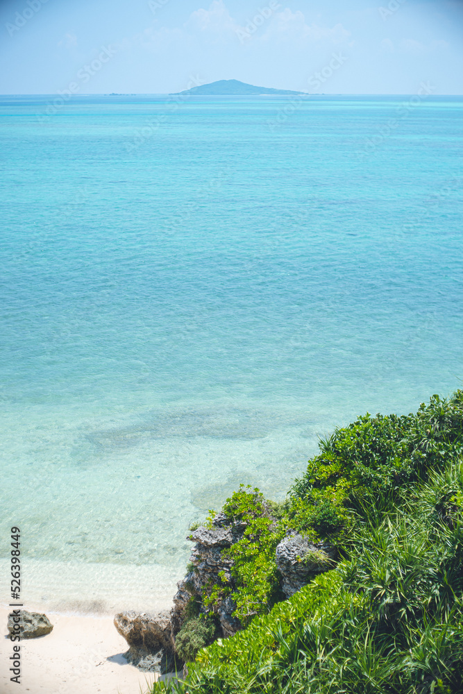 沖縄県の離島宮古島の観光スポット 池間島から大神島を臨むビーチ 日本の絶景