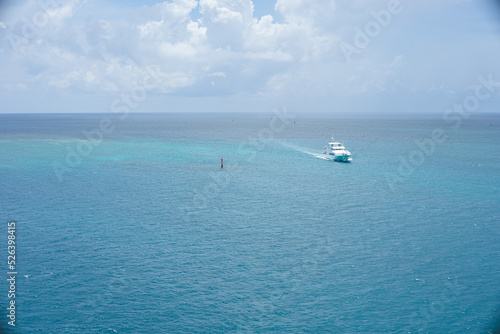 沖縄県の離島宮古島の観光スポット 伊良部大橋からの青い海と白い船を見下ろす絶景 © mm