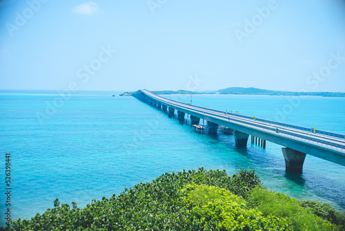 沖縄県の離島宮古島の観光スポット 池間島から青い海と池間大橋を見下ろす絶景