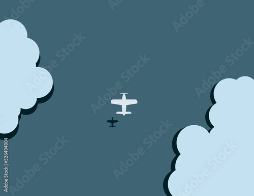 Kleines Flugzeug fliegt über Wasser, an den Seiten sind Wolken zu Sehen.