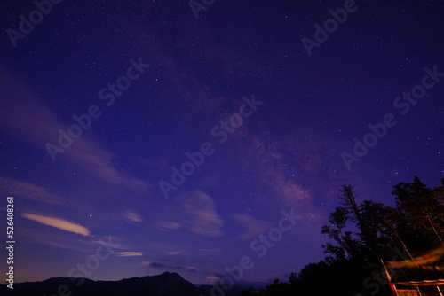 Wallpaper Mural 天の川と雲を山小屋から Torontodigital.ca