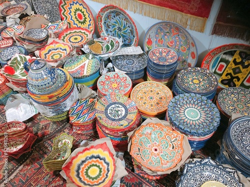 [Uzbekistan] Colorfully painted ceramic plates (Bukhara)