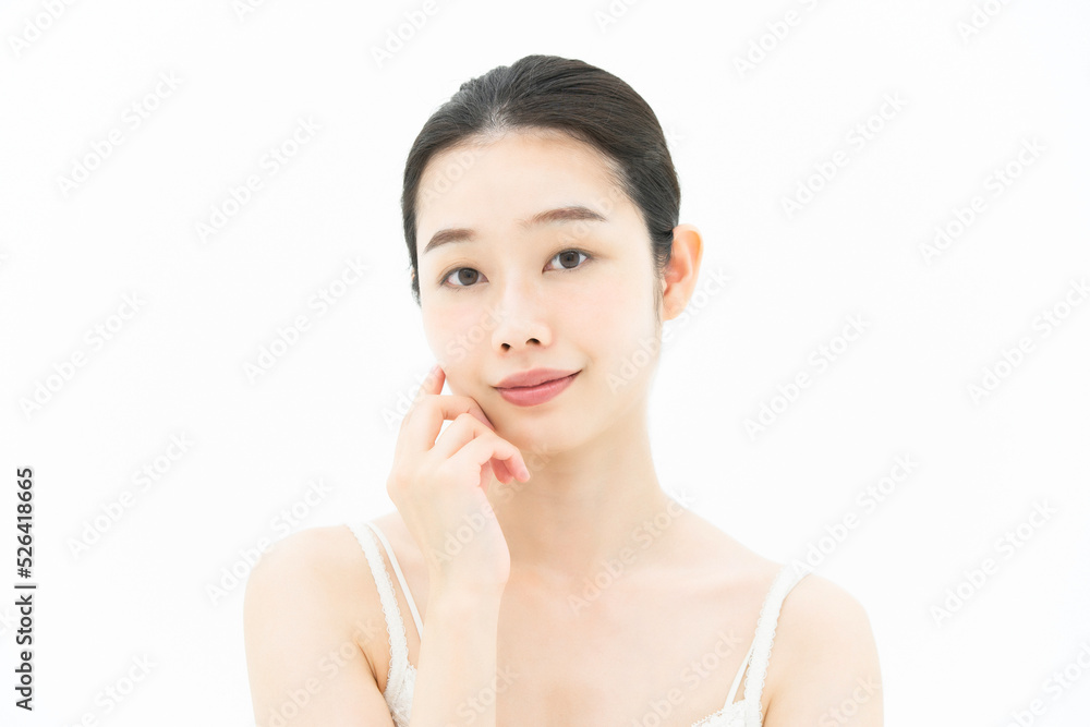 肌の状態を確かめる女性 肌の状態を確かめる女性