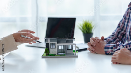 Real estate agents offer customers a sample house to view and explain in more detail after agreeing to a contract to buy and sell the home, such as a mortgage, insurance.