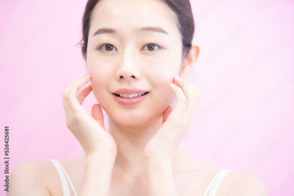肌の状態を確かめる女性 肌の状態を確かめる女性