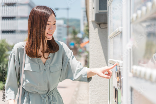 自販機で飲み物を買うアジア人ビジネスウーマン
Free Download 自販機で飲み物を買うアジア人ビジネスウーマン
- GFXLoad